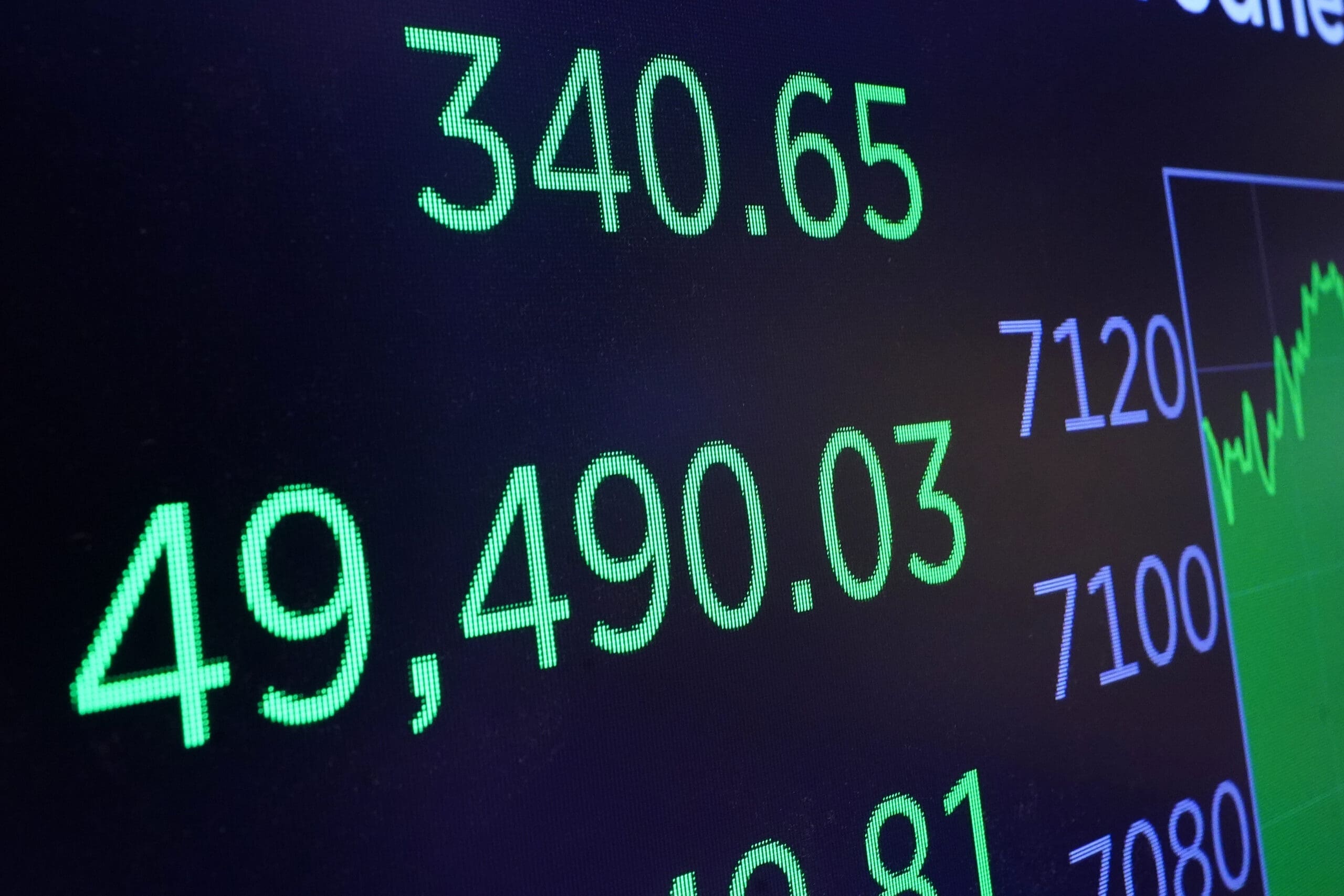 Democrats feud over stock trading as they sharpen anti-corruption case against Trump